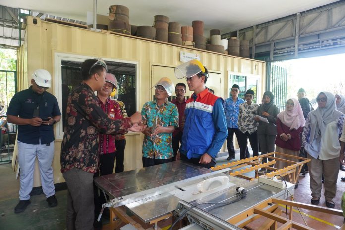 Peresmian Bengkel Sampah oleh perwakilan Pertamina Lubricants yang disambut perwakilan SMK Manbaul Ulum Kebomas Gresik pada Kamis (5_2)