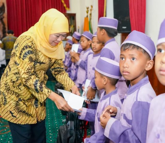 Genap Satu Tahun Dilantik Presiden Prabowo, Gubernur Khofifah dan Wagub Emil Santuni Anak Yatim dan Pengemudi Ojol di Grahadi