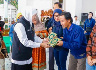 Gubernur Khofifah Bagikan Mushaf Madinah Hadiah Raja Salman untuk Masyarakat Jawa Timur Sepanjang Gelaran Sapa Bansos di Bulan Ramadan