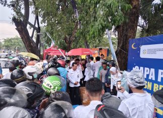 ASN Peduli Pemudik : Ratusan Takjil Dibagikan di Terminal Bratang Surabaya