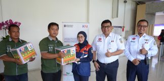 Wujud Kepedulian, KAI Daop 8 Surabaya Salurkan Ratusan Paket Sembako untuk Porter Stasiun