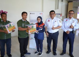 Wujud Kepedulian, KAI Daop 8 Surabaya Salurkan Ratusan Paket Sembako untuk Porter Stasiun