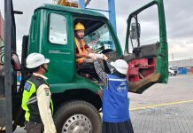 Berbagi Kebahagiaan di Bulan Ramadhan, Setiap Hari TPS Bagikan Takjil Kepada Pengemudi Truk dan Mitra Kerja