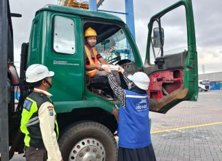 Berbagi Kebahagiaan di Bulan Ramadhan, Setiap Hari TPS Bagikan Takjil Kepada Pengemudi Truk dan Mitra Kerja