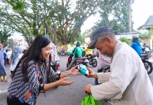 Sebar Kebaikan Ramadan, Atria Hotel Malang dan Radio Kosmonita Malang Turun Langsung Bagikan 1.000 Takjil