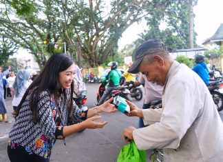 Sebar Kebaikan Ramadan, Atria Hotel Malang dan Radio Kosmonita Malang Turun Langsung Bagikan 1.000 Takjil