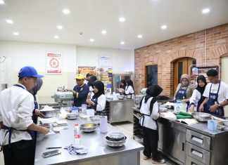 Didukung Bogasari, TEFA SMKN 3 Sukabumi Produksi 3 Ribu Toples Kue Kering