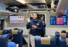 Sapa Pelanggan di Stasiun Gubeng : Palm Park Hotel & Convention Surabaya Bagikan Bingkisan Manis Untuk Pejuang Rindu di Momen Mudik