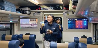 Sapa Pelanggan di Stasiun Gubeng : Palm Park Hotel & Convention Surabaya Bagikan Bingkisan Manis Untuk Pejuang Rindu di Momen Mudik