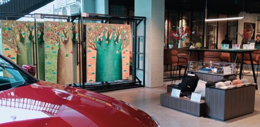 Art, Motion and Scent : BMW Astra Luncurkan Pameran Lukisan Pertama dan Parfum di Jawa Timur