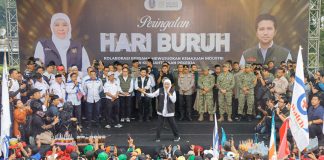 Gubernur Khofifah, Wagub Emil dan Forkopimda Jatim Bersama Ribuan Buruh Peringati May Day 2026 di Halaman Kantor Gubernur Jawa Timur
