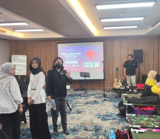Aston Inn Jemursari Gabungkan Donor Darah, Musik Akustik, dan Healthy Juice dalam Satu Festival