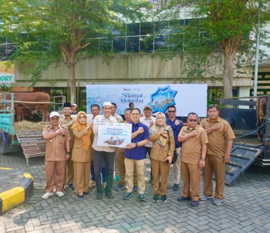 PT Terminal Teluk Lamong Laksanakan Program Pelindo Berbagi Hewan Kurban, 12 Sapi dan 21 Kambing Buat Masyarakat Sekitarnya
