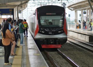 Demi Keselamatan, Ini Aturan Penting Pengguna Saat Naik dan Turun Commuter Line Di Area Peron