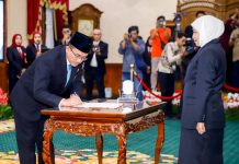 Gubernur Khofifah Kukuhkan Kepala BKKBN Jatim, Siapkan SDM Unggul Menuju Indonesia Emas 2045