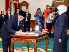 Gubernur Khofifah Kukuhkan Kepala BKKBN Jatim, Siapkan SDM Unggul Menuju Indonesia Emas 2045