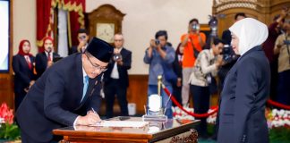 Gubernur Khofifah Kukuhkan Kepala BKKBN Jatim, Siapkan SDM Unggul Menuju Indonesia Emas 2045