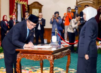 Gubernur Khofifah Kukuhkan Kepala BKKBN Jatim, Siapkan SDM Unggul Menuju Indonesia Emas 2045