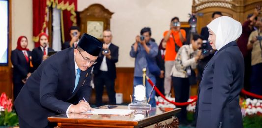 Gubernur Khofifah Kukuhkan Kepala BKKBN Jatim, Siapkan SDM Unggul Menuju Indonesia Emas 2045