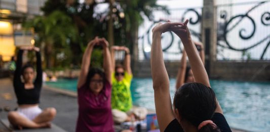 Wyndham Surabaya City Centre Peringati Hari Yoga Internasional 2026 dengan Sunset Yoga