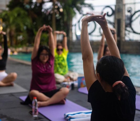 Wyndham Surabaya City Centre Peringati Hari Yoga Internasional 2026 dengan Sunset Yoga