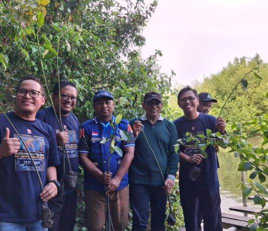 TPS Perluas Program Donasi Oksigen Melalui Penanaman Hasil Pembibitan Mangrove di Pesisir Gresik