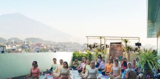 Menikmati Yoga Pagi dengan Suguhan View Pegunungan Kota Malang