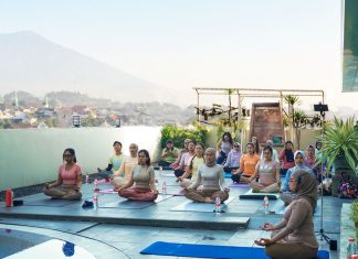 Menikmati Yoga Pagi dengan Suguhan View Pegunungan Kota Malang