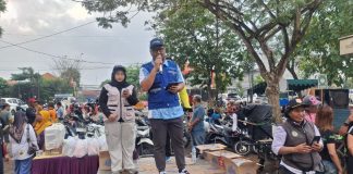 TPS Salurkan Bahan Pangan dengan Harga Murah di Kecamatan Pakal melalui Program DOKAR (Dodolan Koyok Pasar)