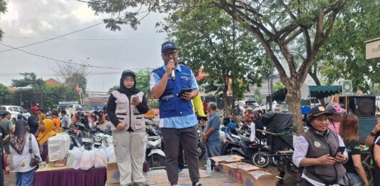 TPS Salurkan Bahan Pangan dengan Harga Murah di Kecamatan Pakal melalui Program DOKAR (Dodolan Koyok Pasar)