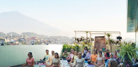 Menikmati Yoga Pagi dengan Suguhan View Pegunungan Kota Malang