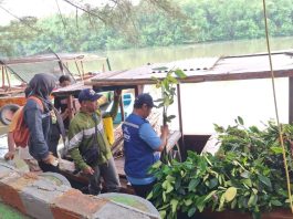 TPS Perluas Program “Donasi Oksigen” melalui Penanaman Mangrove di Pesisir Romokalisari Surabaya