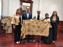 Dari Ampas Kopi Menjadi Fashion Berkelanjutan: Hotel Majapahit Surabaya Dan Dkoe Outerwear Hadirkan Scarf Ramah Lingkungan Hasil Kolaborasi Lokal