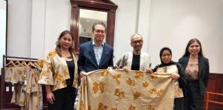 Dari Ampas Kopi Menjadi Fashion Berkelanjutan: Hotel Majapahit Surabaya Dan Dkoe Outerwear Hadirkan Scarf Ramah Lingkungan Hasil Kolaborasi Lokal