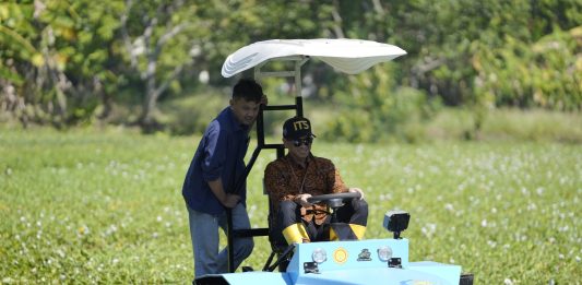 Atasi Pertanian Lahan Gambut, ITS Ciptakan Traktor Perahu Listrik