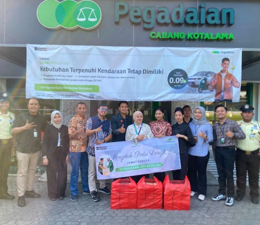 Mengetuk Pintu Langit: Jumat Berkah : Bagian Dari TJSL, Pegadaian Kanwil XII Surabaya Salurkan 14.000 Paket Makanan
