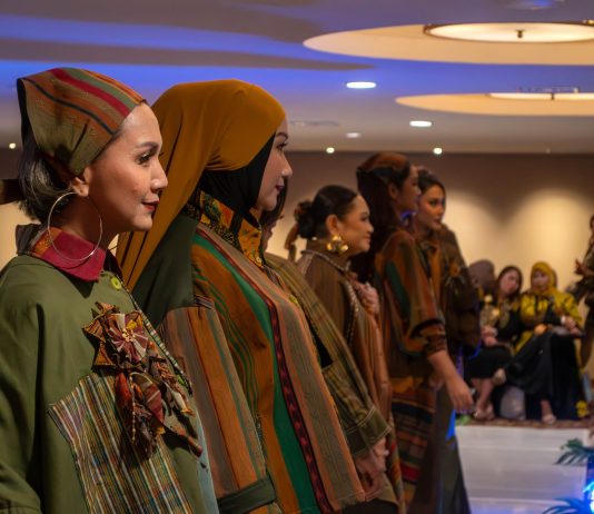 Wyndham Surabaya City Centre Dukung Karya Desainer Lokal Lewat Peragaan Busana