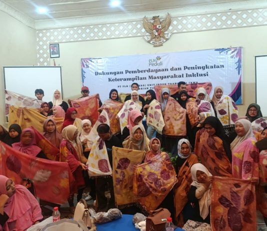 PLN UIT JBM Dorong Masyarakat Inklusif, Bekali 100 Peserta dengan Pelatihan Bahasa Isyarat dan Batik Eco Print di Probolinggo