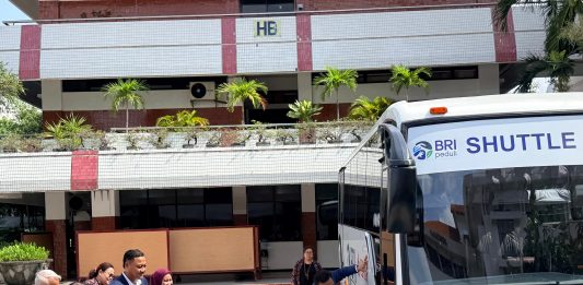 Perkuat Dukungan bagi Aktivitas Kampus, BRI Kancab Kapas Krampung Serahkan Bantuan Bus ke Ubaya