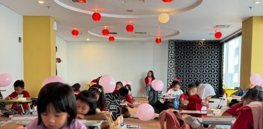 Warna-Warni Kemerdekaan : Merah Putih Dalam Goresan Anak di Crown Prince Hotel Surabaya