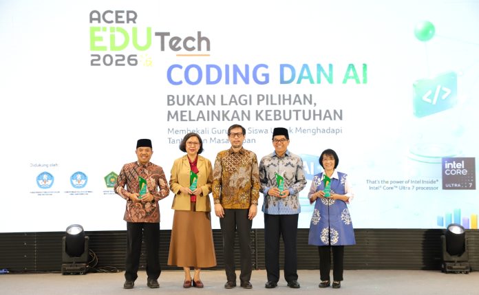Dari kiri ke kanan_ Dr. Sugiyo, Prof. Anita Lie, Riko Gunawan, Ki. H. Dr. Saur Panjaitan, M.M, dan Dr. Ninik Kristiani, M.Pd.
