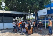 Jumat Berkah : Serikat Pekerja Pelabuhan Indonesia (SPPI) Tanjung Wangi Bagikan Makanan kepada Pengemudi Truk Logistik