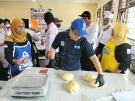 Bogasari Latih Ratusan Siswa SMKN 3 Kediri, Belajar Buat Roti
