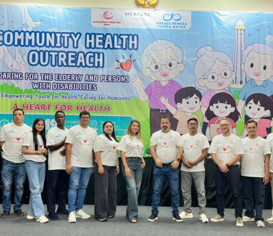 Kreasi Pemuda Tanpa Batas Surabaya bersama Nusantara Prestige Asia dan Prestige Group menggelar bakti sosial di Surabaya
